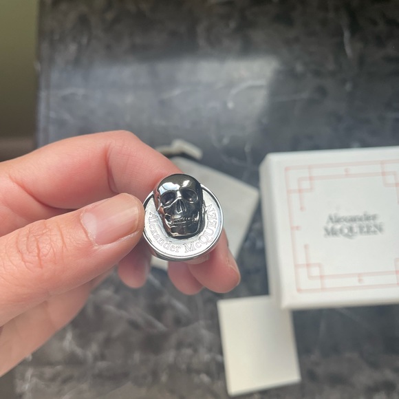 New Alexander McQueen skull ring - Picture 2 of 5